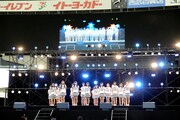 「スカート、ひらり」を歌唱するHKT48。