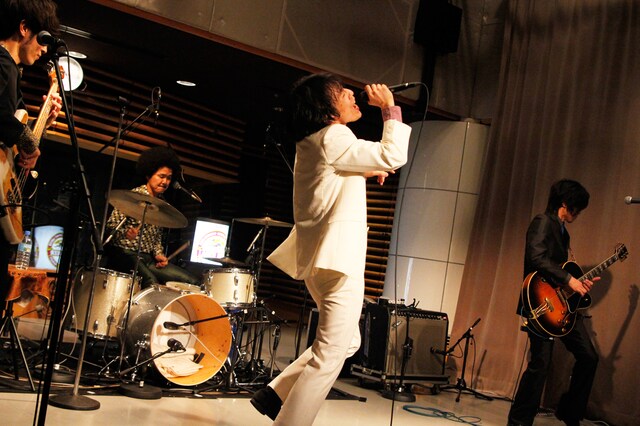 姿が見えないラジオ番組にもかかわらず、ライブハウスさながらの全力パフォーマンスを見せるFUNKY 4。