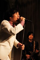 コヤマシュウ（Vo / 写真左）とマツキタイジロウ（G / 右）。