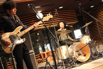 ナガイケジョー（B / 写真左）とオカモト"MOBY"タクヤ（Dr / 右）。