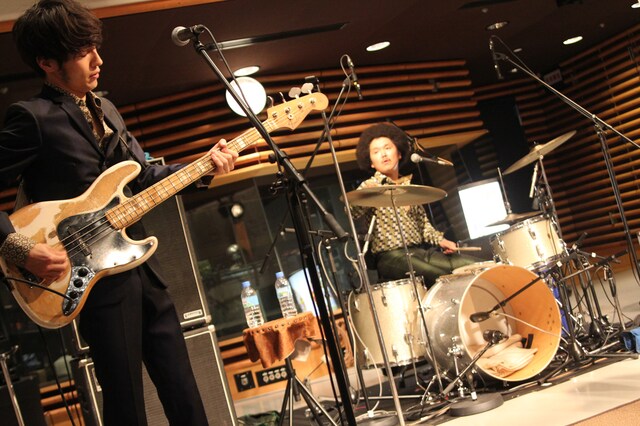 ナガイケジョー（B / 写真左）とオカモト"MOBY"タクヤ（Dr / 右）。