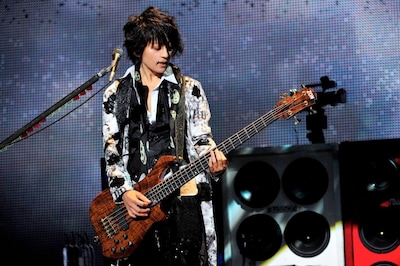 ZON社のベースを弾くtetsuya。