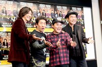 ダチョウ倶楽部の「ヤー！」に混ざる吉井和哉（写真左）。15年来の旧知の仲とあり、息もぴったり。