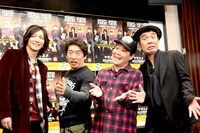 「面白いポーズを」とのリクエストに即座に答えるダチョウ倶楽部と、微笑む吉井和哉。