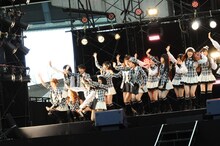 「会いたかった」を歌唱するAKB48。