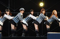 写真左から渡辺麻友、宮澤佐江、倉持明日香、前田敦子、板野友美。