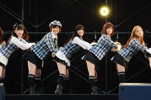 写真左から渡辺麻友、宮澤佐江、倉持明日香、前田敦子、板野友美。