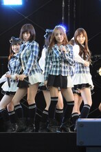 写真左から渡辺麻友、前田敦子、板野友美、小嶋陽菜。