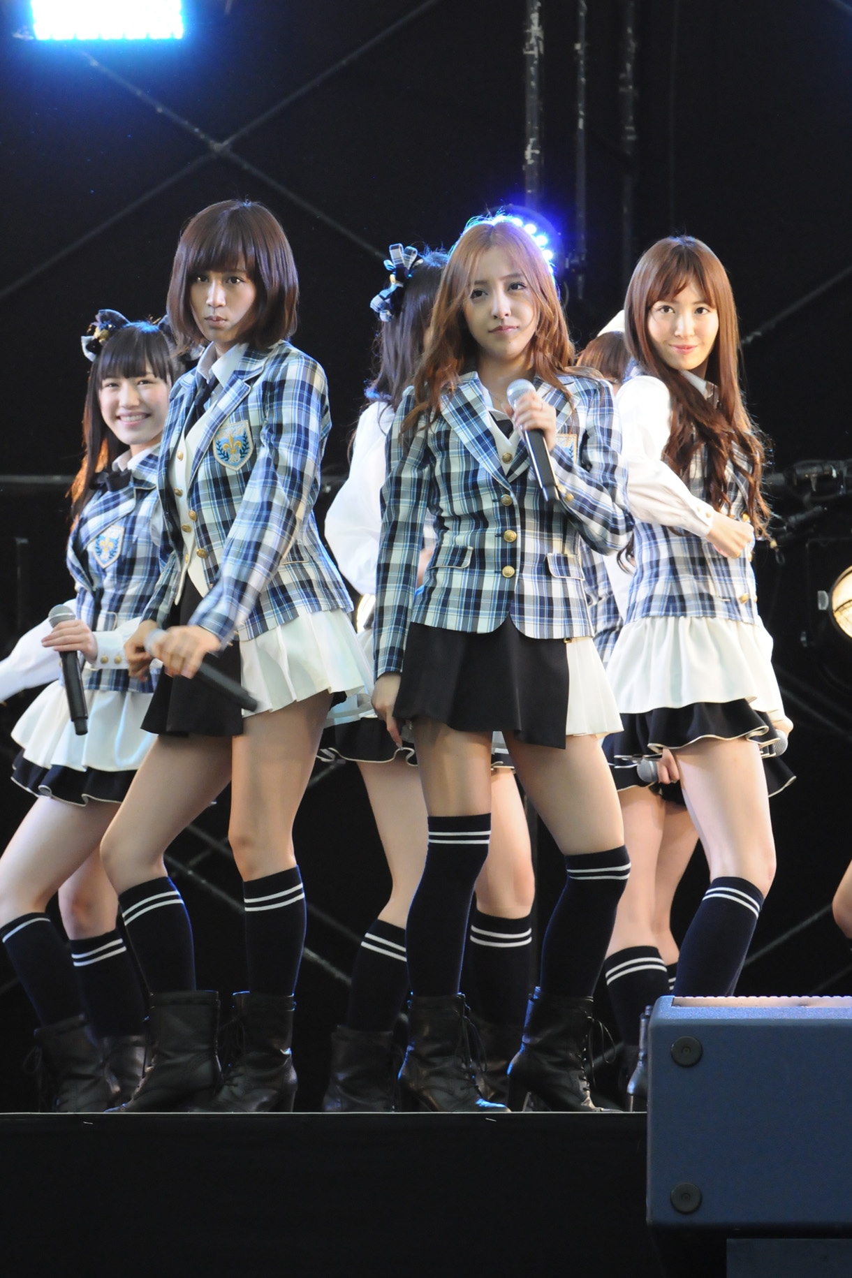 写真左から渡辺麻友、前田敦子、板野友美、小嶋陽菜。