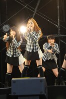 写真左から峯岸みなみ、板野友美、横山由依。