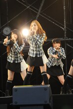 写真左から峯岸みなみ、板野友美、横山由依。