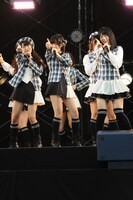 写真左から北原里英、指原莉乃、増田有華。