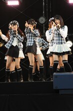 写真左から北原里英、指原莉乃、増田有華。