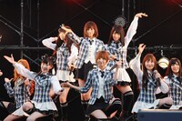 「フライングゲット」を披露するAKB48。