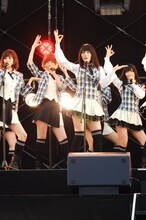 写真左から前田敦子、篠田麻里子、増田有華、倉持明日香。