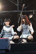 写真左から渡辺麻友、柏木由紀。