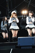 写真左から峯岸みなみ、佐藤亜美菜、渡辺麻友。