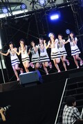 「スカート、ひらり」を歌唱するHKT48。