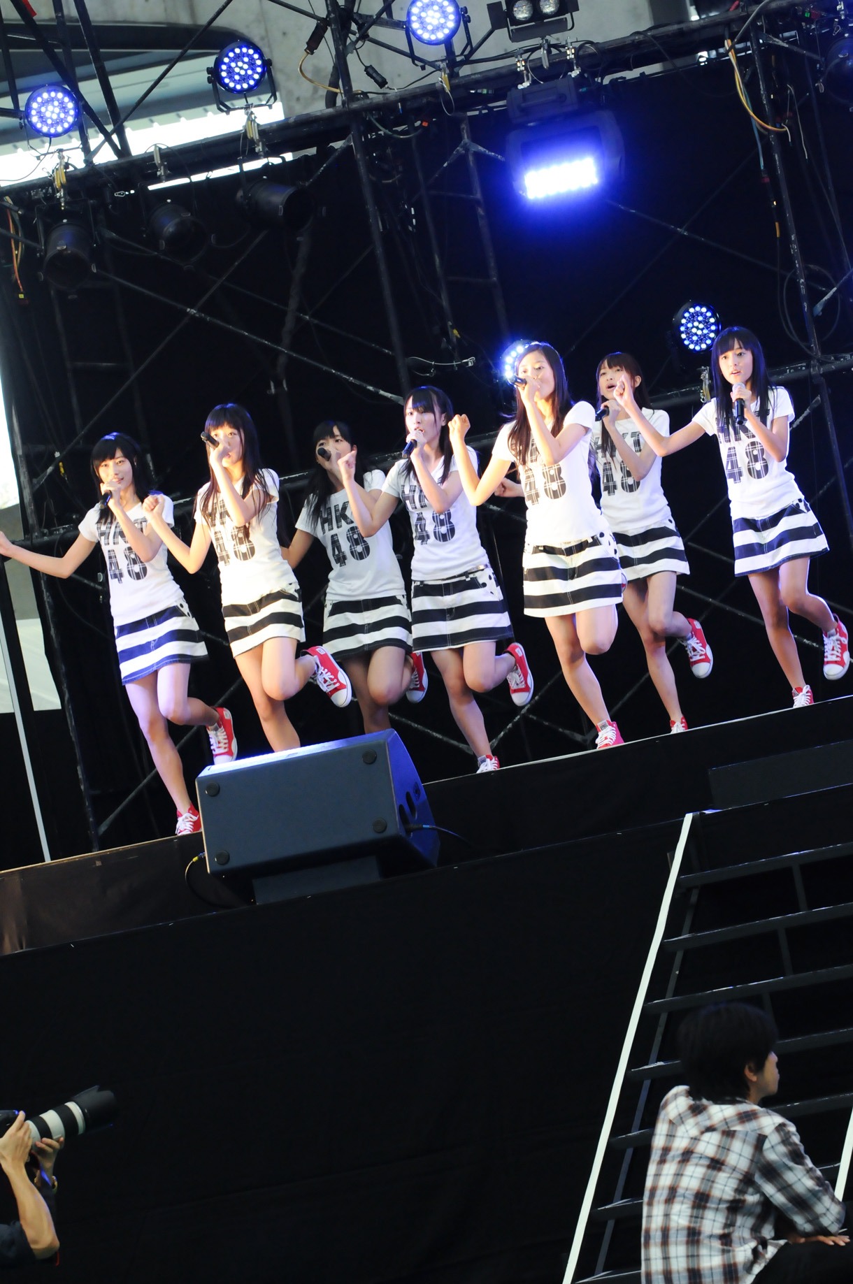 「スカート、ひらり」を歌唱するHKT48。