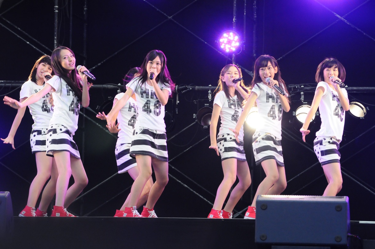 「スカート、ひらり」を歌唱するHKT48。