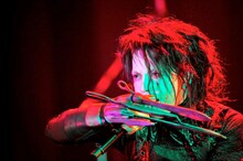 初日は映画「シザーハンズ」の主人公エドワード・シザーハンズに扮したHYDE。