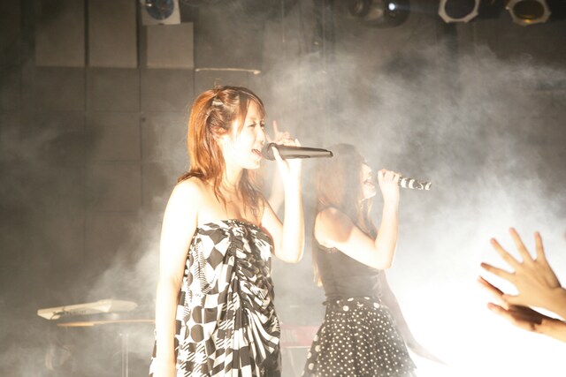 デュエットするSaori@destiny（写真左）とAira Mitsuki（右）。