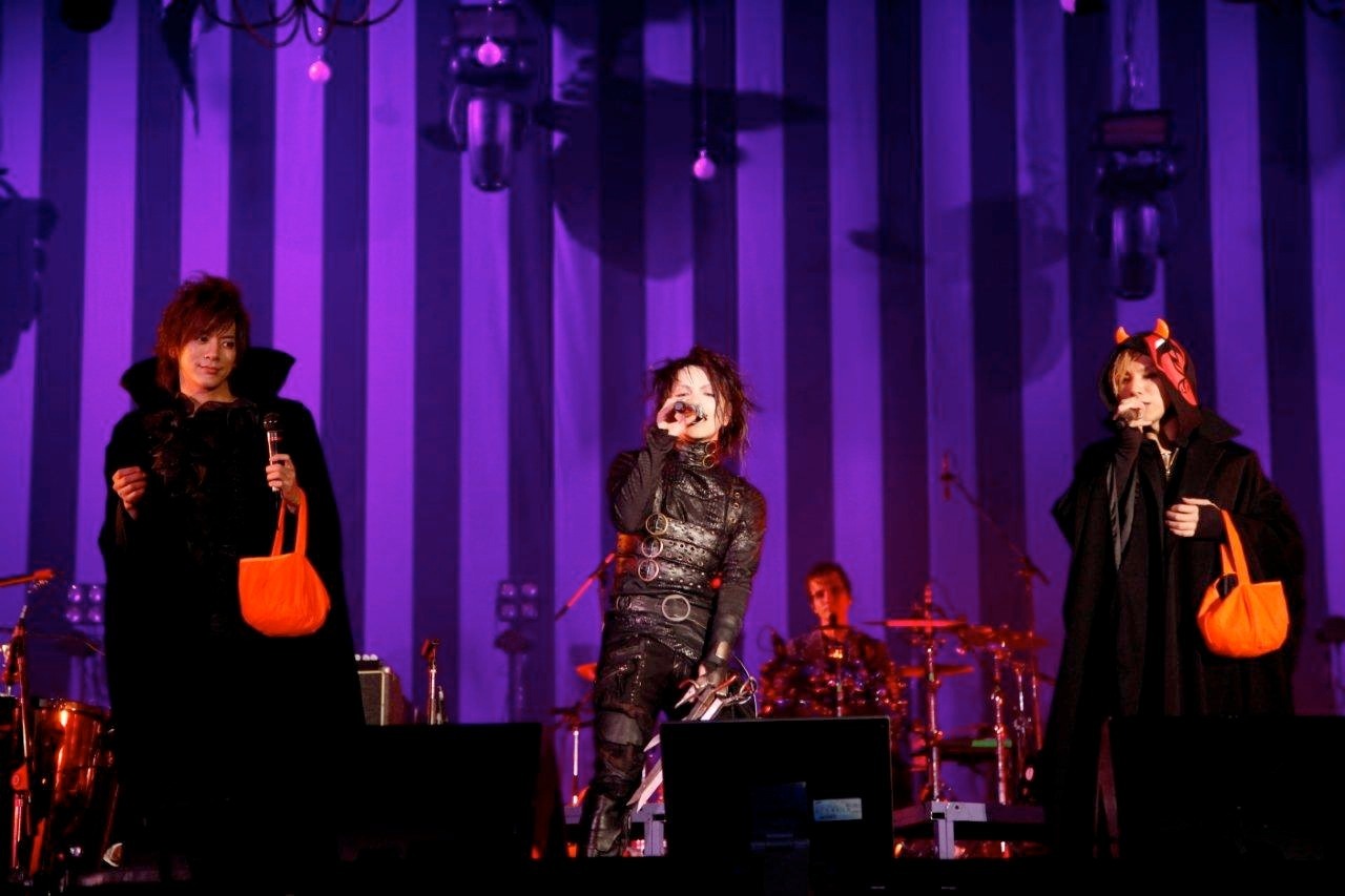 写真は出演者全員が揃ったアンコールの様子。