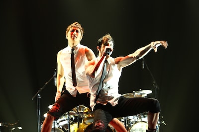 YELLOW FRIED CHICKENzはGACKTの名曲「Vanilla」も熱演し、オーディエンスを興奮させる一幕も。 (C) V-ROCK FESTIVAL '11