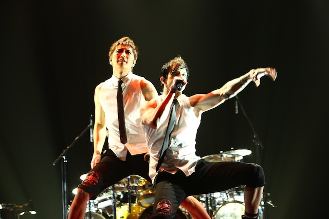 YELLOW FRIED CHICKENzはGACKTの名曲「Vanilla」も熱演し、オーディエンスを興奮させる一幕も。 (C) V-ROCK FESTIVAL '11