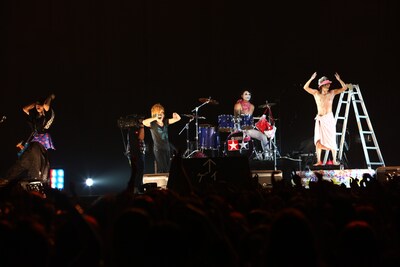 度肝を抜く演出の数々で観客を沸かせたゴールデンボンバー。写真は喜矢武豊のギターソロならぬシャワーソロ。 (C) V-ROCK FESTIVAL '11