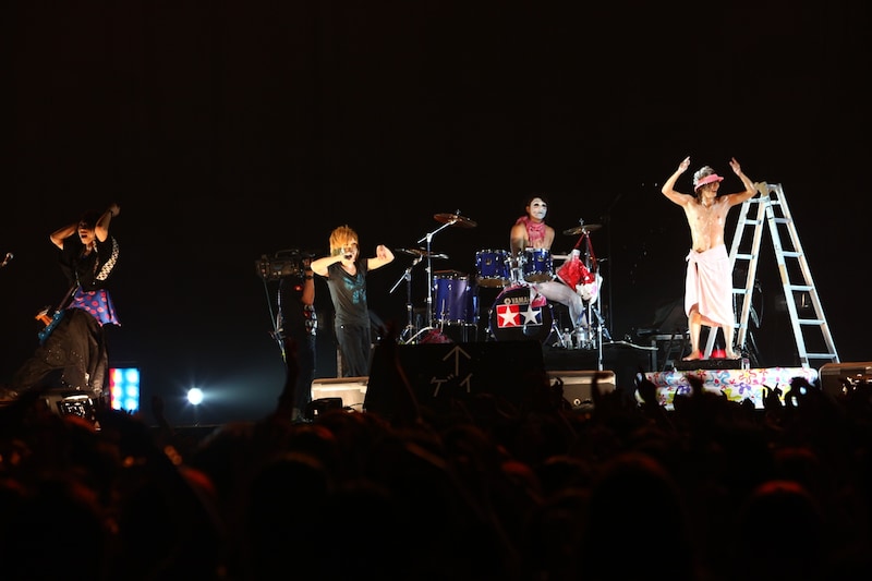 度肝を抜く演出の数々で観客を沸かせたゴールデンボンバー。写真は喜矢武豊のギターソロならぬシャワーソロ。 (C) V-ROCK FESTIVAL '11