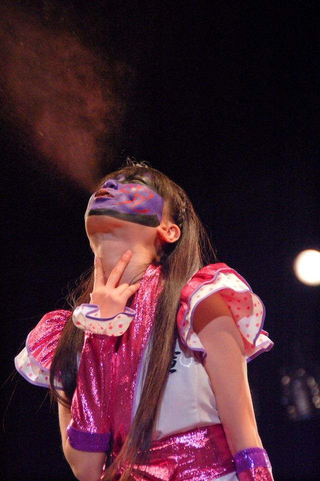 紫色の毒霧を噴射するグレート・レニ。