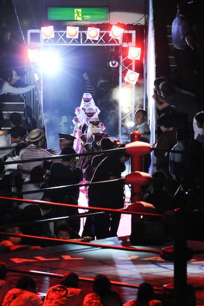 グレートクローバーZの入場シーン。5人はマスクを付けて登場した。