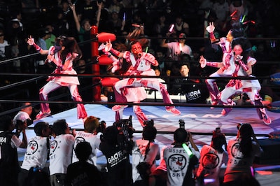 ももクロの「Chai Maxx」を歌い、華麗なジャンプを決めるグレートクローバーZ。