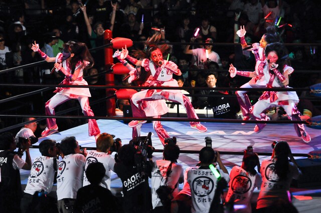 ももクロの「Chai Maxx」を歌い、華麗なジャンプを決めるグレートクローバーZ。