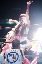 ももクロのアイドル、佐々木彩夏お決まりのポーズ「あーりんだよぉ」さながらにポーズを決めるグレート・アヤ。