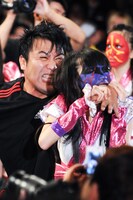 MAZADAに噛みつくグレート・レニ。