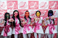 ももいろクローバーZさながらにZポーズを決めるグレートクローバーZ。それぞれの胸元には「茶畑」（グレート・カナ）、「洋菓子」（グレート・アヤ）、「空腹」（グレート・タマ）、「小巨人」（グレート・モモ）、「感電」（グレート・レニ）の文字が刻まれている。