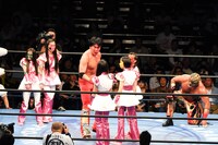 試合後KENSOに「（負けたのは）お前のせいだ！」と噛みつかれるグレートクローバーZ。