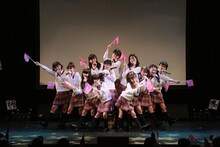 写真は「さくら学院祭☆2011」ステージの様子。生徒会長の武藤彩未は「さくら学院はまだまだ止まりません。これからもずっと応援してください！」とアピールした。