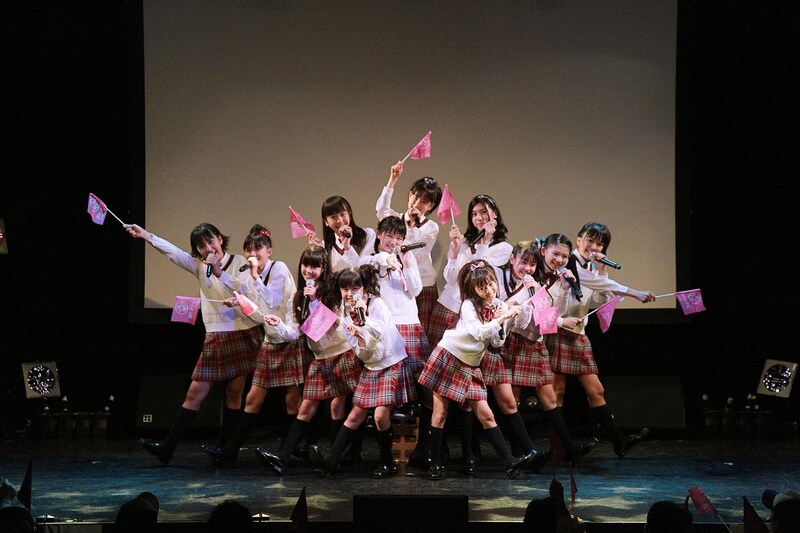 写真は「さくら学院祭☆2011」ステージの様子。生徒会長の武藤彩未は「さくら学院はまだまだ止まりません。これからもずっと応援してください！」とアピールした。