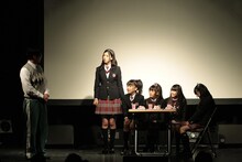 芝居「放課後のさくら学院」の様子。