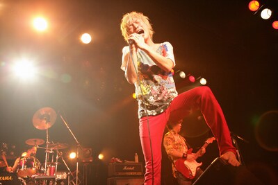 写真は10月23日に行われたカラーボトルのライブの様子。