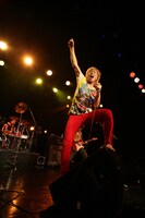 写真は10月23日に行われたカラーボトルのライブの様子。