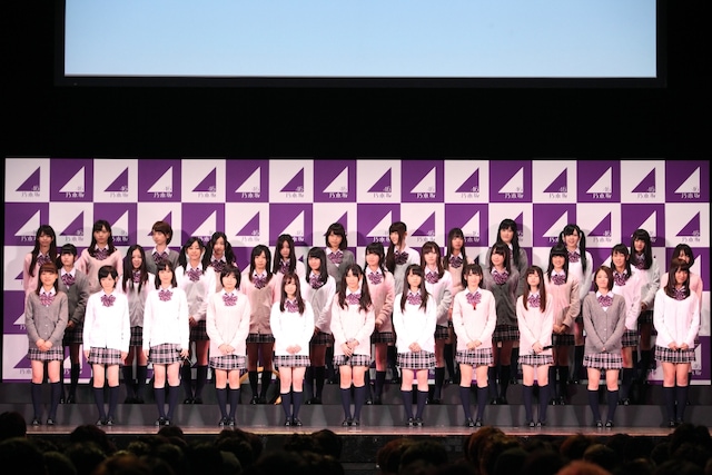 Zepp Tokyoに集まった1200人のファンに、「遠慮も同情もいりません。乃木坂46は皆さんの声援で成長していくグループです。イベントが終わったら握手をしにきてください」と挨拶した乃木坂46。