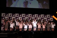 ケミカルライトを片手に、ミュージカル「レ・ミゼラブル」から「夢やぶれて」を歌唱した生田絵梨花（写真中央）。