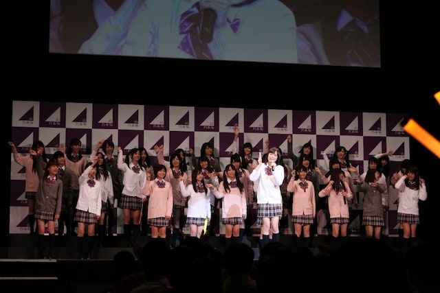 ケミカルライトを片手に、ミュージカル「レ・ミゼラブル」から「夢やぶれて」を歌唱した生田絵梨花（写真中央）。