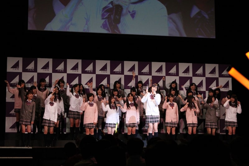 ケミカルライトを片手に、ミュージカル「レ・ミゼラブル」から「夢やぶれて」を歌唱した生田絵梨花（写真中央）。