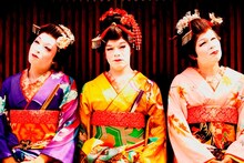 「その向こうへ」のPVには、写真のような芸者姿の10-FEETのメンバーが登場する。