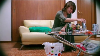 仕事を終え部屋で晩酌を楽しむ中澤裕子（「SHIT!」のPVのワンシーン）。